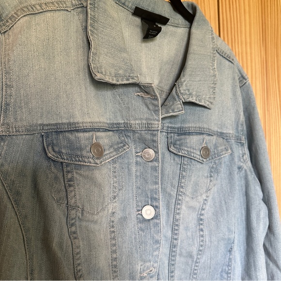 Like New Lane Bryant Light wash Denim/Jean Jacket (size 18) - Picture 3 of 6